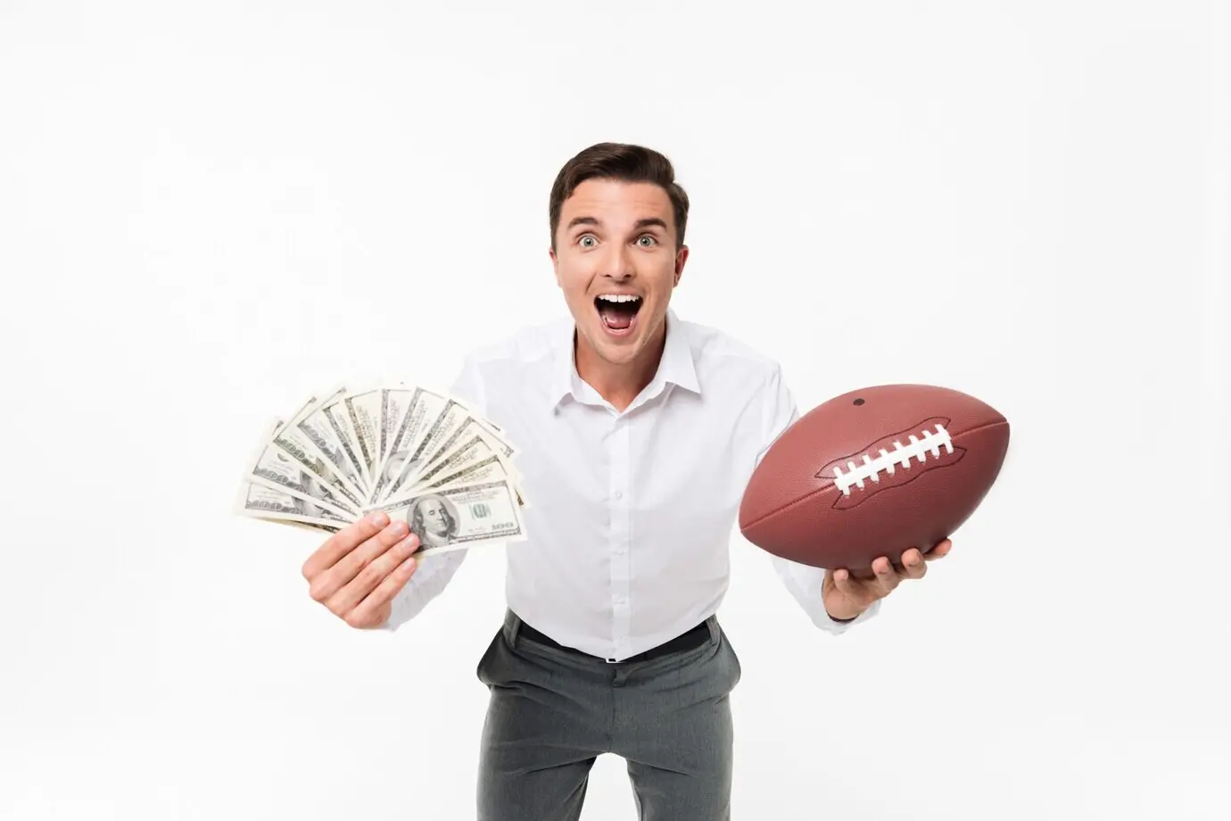 Портрет воодушевлённого и позитивного мужчины в белой рубашке