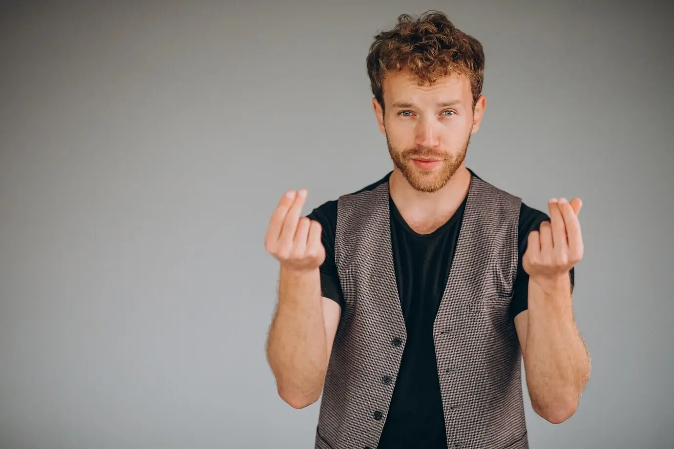 Мужчина с деньгами в руке.