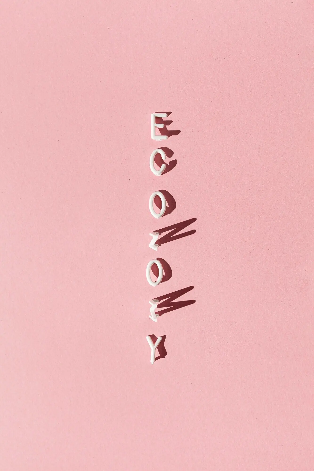 Слово «Economy» с теневым эффектом.